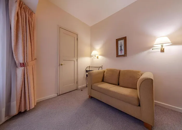 Newton Apartment *